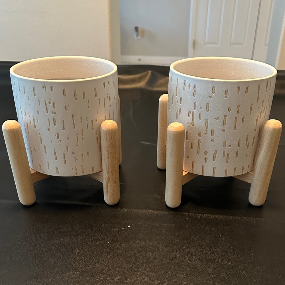 Modern Cream Planter Set with Wooden Stand